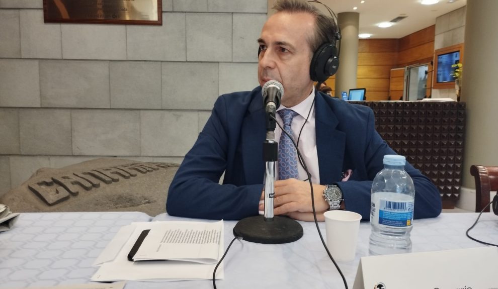 Juan Luis Maury-Verdugo en el set de El Espejo Canario en el Parlamento de Canarias