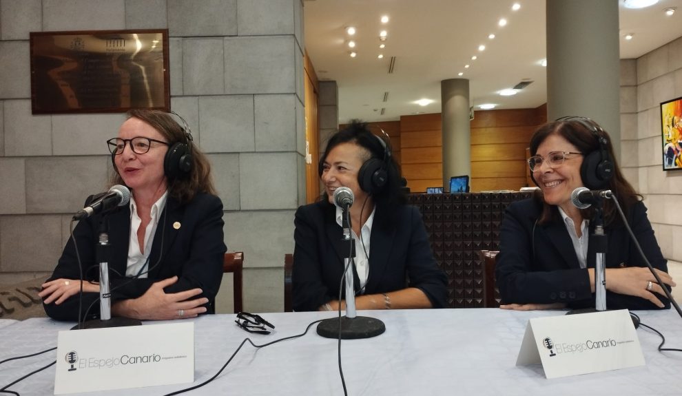 Almudena Sánchez, Blanca Delia García y Mar Bermudo en el set de El Espejo Canario en el Parlamento de Canarias