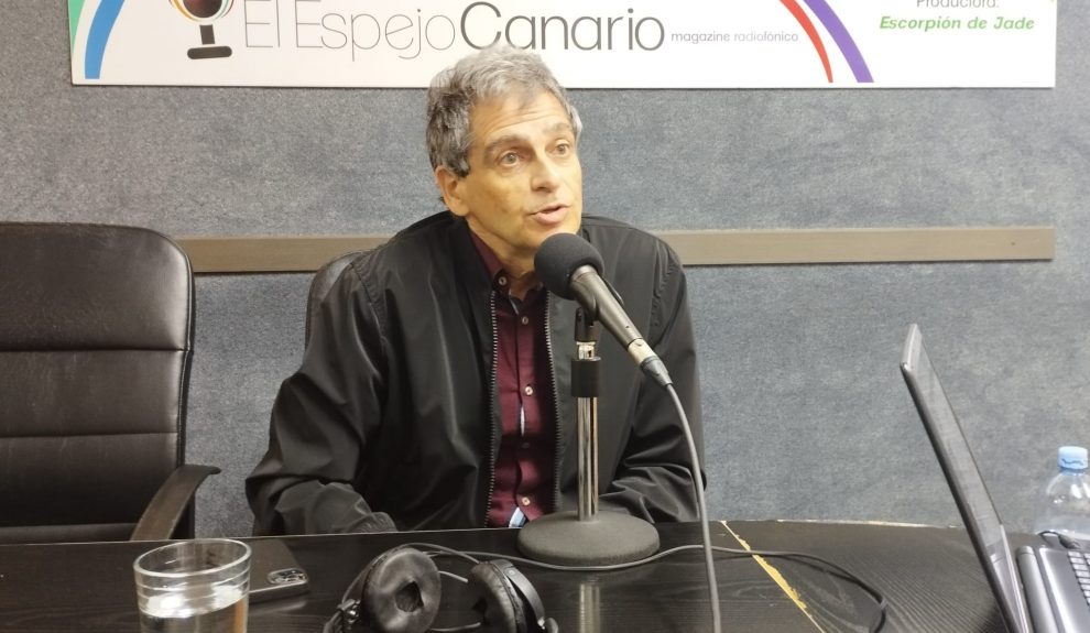 Carmelo León en los estudios de El Espejo Canario