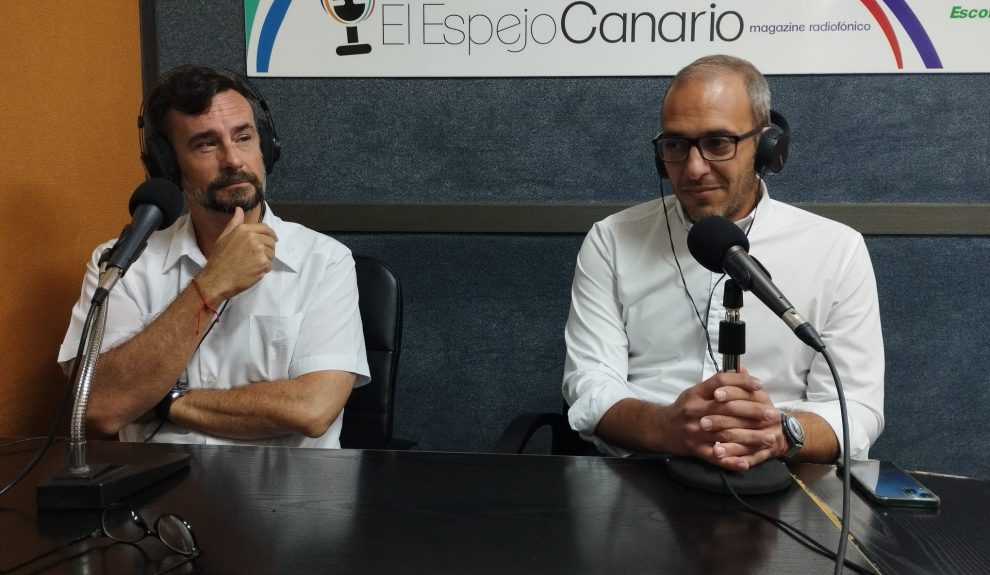 Nicolás Villalobos y Nicolás Arroyo en los estudios de El Espejo Canario