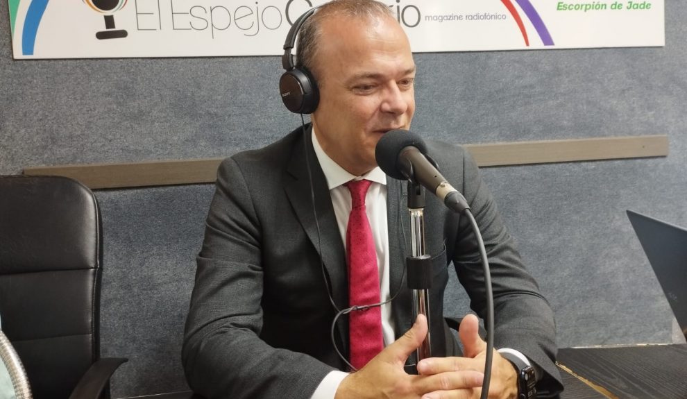 Augusto Hidalgo en los estudios de El Espejo Canario