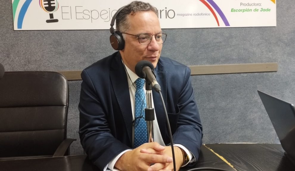 Poli Suárez en los estudios de El Espejo Canario