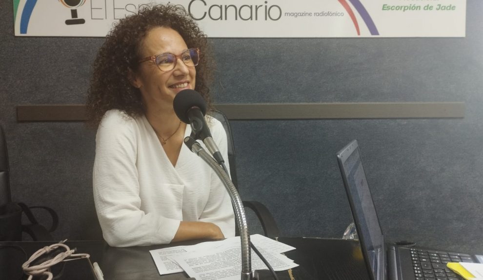 Elva Bueno en los estudios de El Espejo Canario