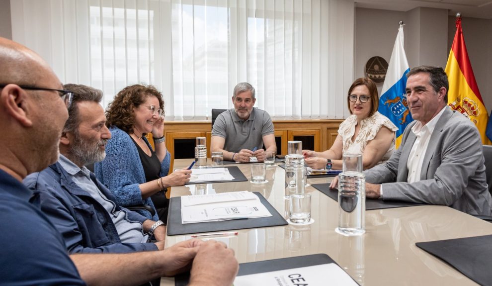 Francis Candil en una reunión con miembros de CEAR | Foto: Gobierno de Canarias