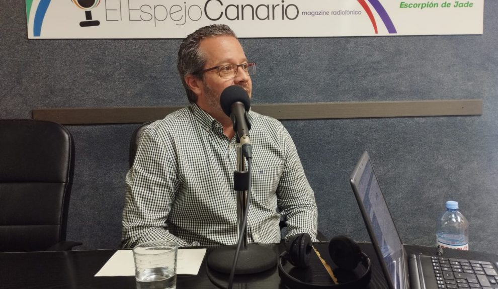 Vicente Belloch en los estudios de El Espejo Canario