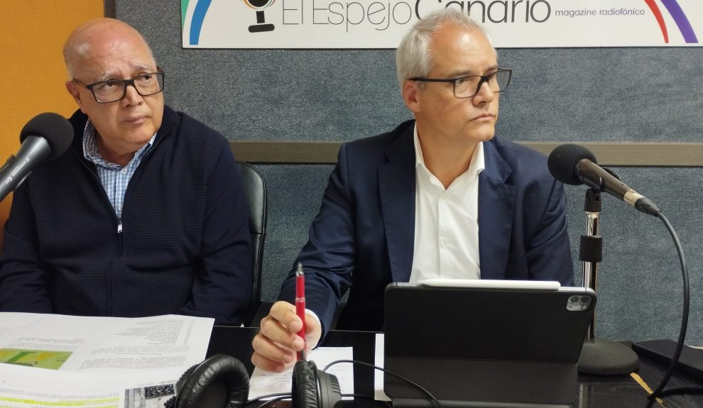 Bernardino Santana y Javier Climent en los estudios de El Espejo Canario