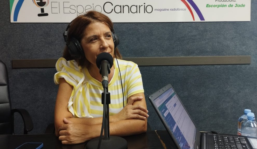 Carmen Hernández en los estudios de El Espejo Canaria