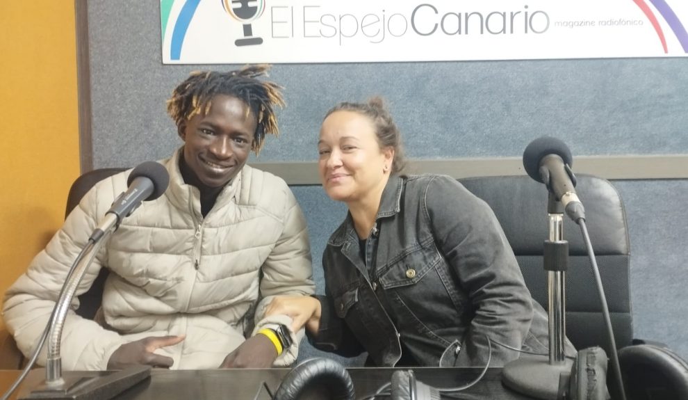 Badiougou Fofana y Davinia Medina en los estudios de El Espejo Canario