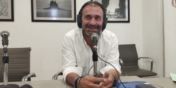 Manuel Fernández en el set de El Espejo Canario en el Cabildo de Tenerife