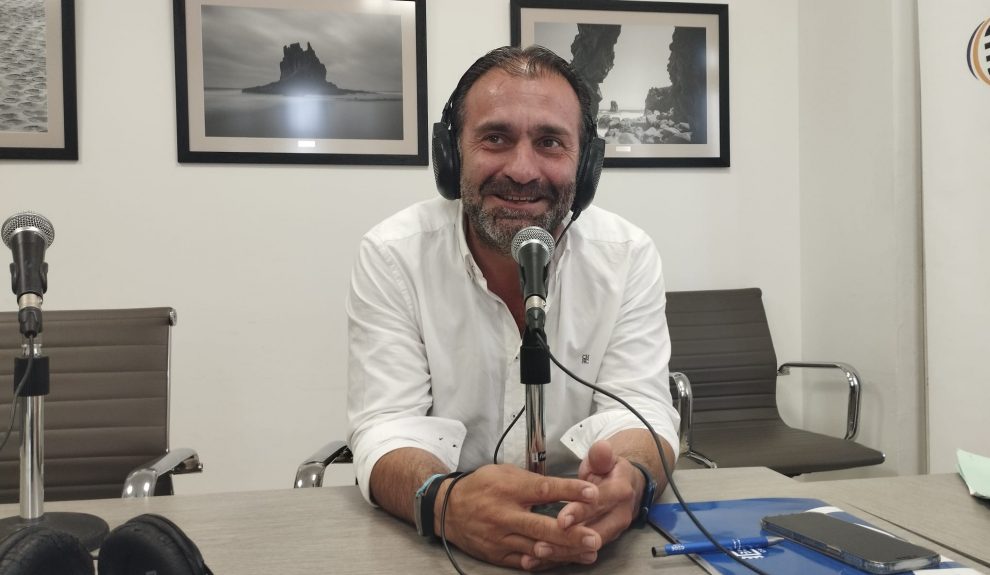 Manuel Fernández en el set de El Espejo Canario en el Cabildo de Tenerife