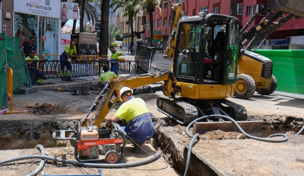 Obras de renovación de la red saneamiento en Juan Manuel Durán con Olof Palme | Foto: Ayuntamiento de LPGC