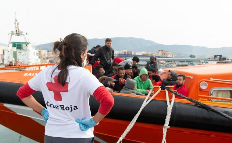 Voluntaria de Cruz Roja atendiendo migrantes | Foto: Cruz Roja