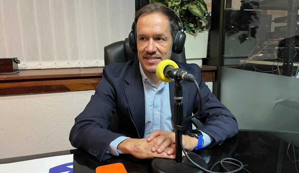 Mariano Hernández Zapata en los estudios de El Espejo Canario