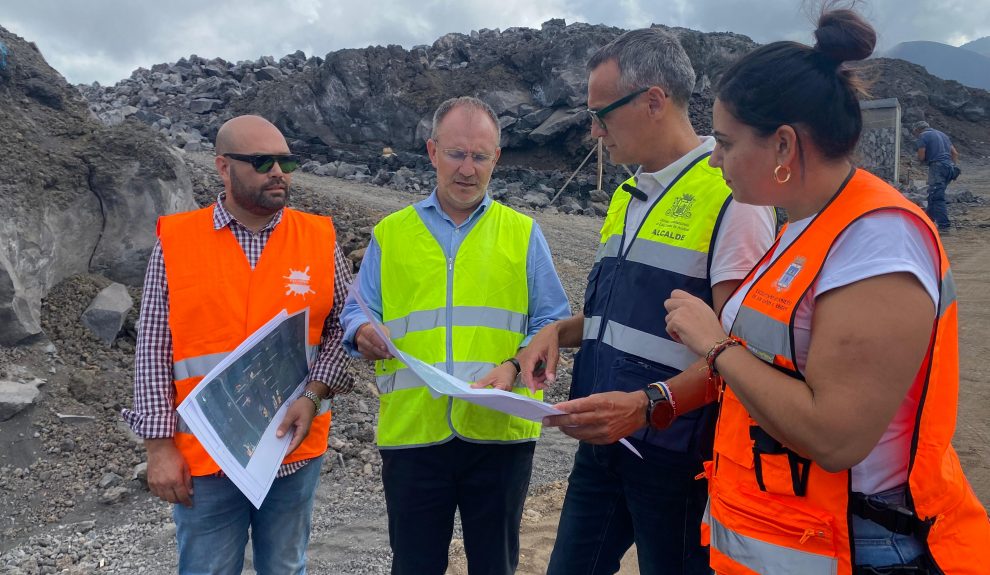 Javier Llamas y Sergio Rodríguez en zonas afectadas por el volcán | Foto: Ayuntamiento de Los Llanos de Aridane