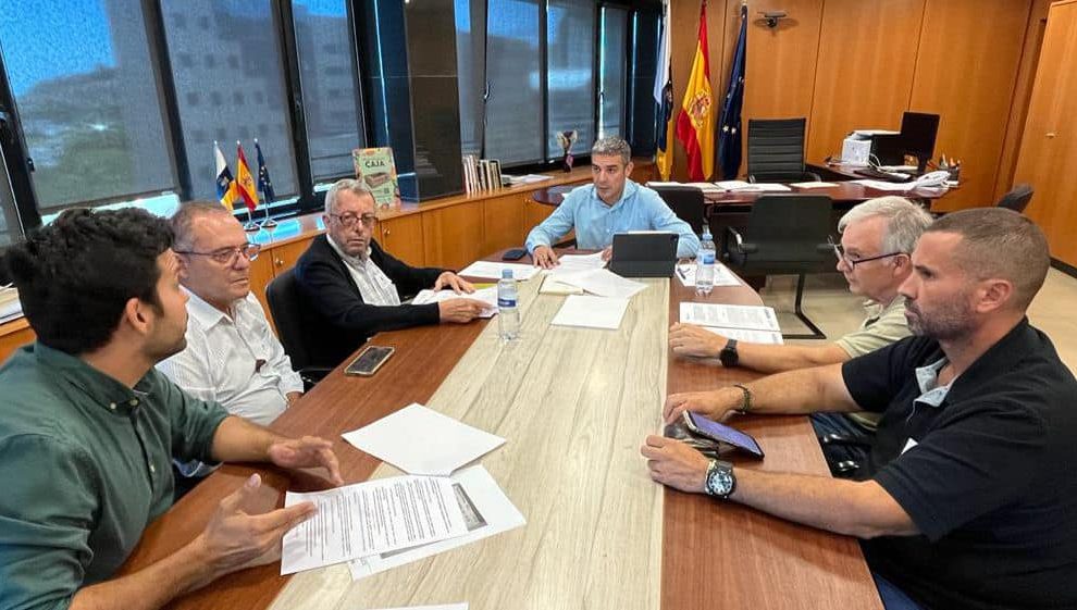 Representantes de la Plataforma Agraria Libre de Canarias y de la Unión de Uniones de Agricultores y Ganaderos reunidos con el Consejero de Agricultura Narvay Quintero | Foto: Gobcan