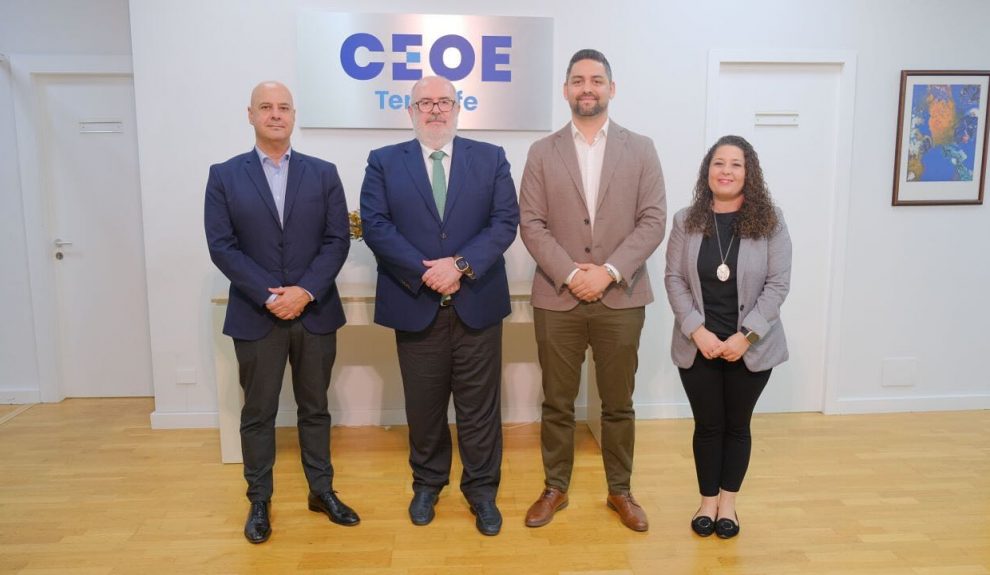 Samuel Cruz y Pedro Afonso con otros miembros del Colegio de Titulares Mercantiles de Santa Cruz de Tenerife | Foto: CTMSCT