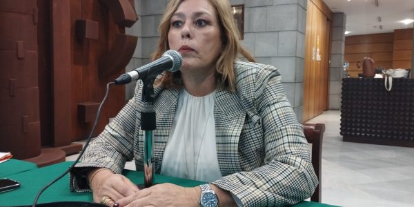 Astrid Pérez en el set de El Espejo Canario en el Parlamento de Canarias