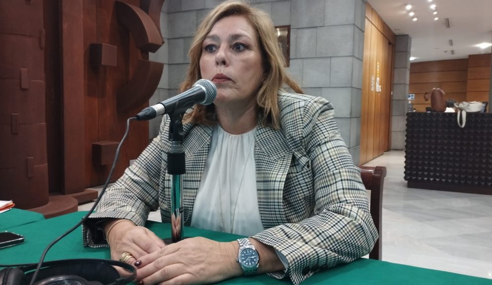 Astrid Pérez en el set de El Espejo Canario en el Parlamento de Canarias