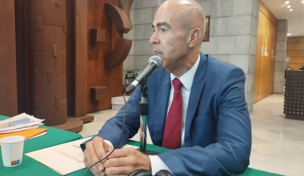 Francisco Chávez en el set de El Espejo Canario en el Parlamento de Canarias