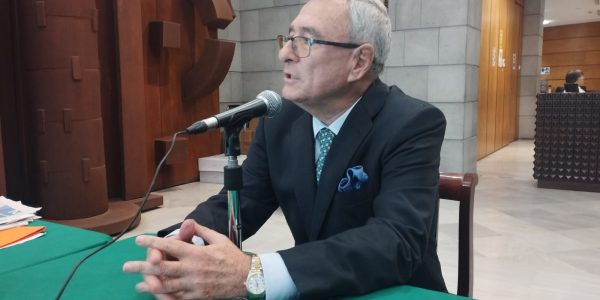 Salvador Miranda en el set de El Espejo Canario en el Parlamento de Canarias