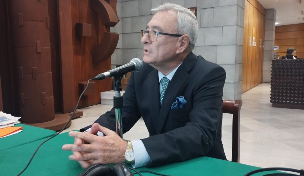 Salvador Miranda en el set de El Espejo Canario en el Parlamento de Canarias