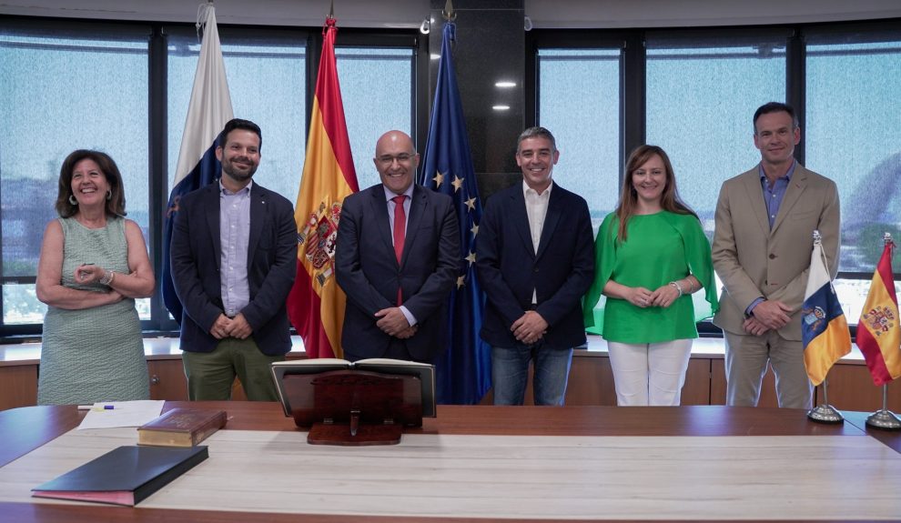 Javier Gutiérrez Taño (tercero por la izquierda), junto a Narvay Quintero y Nieves Lady Barreto | Foto: Gobierno de Canarias