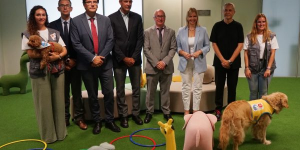 Presentación del proyecto de terapia con perros | Foto: Gobierno de Canarias