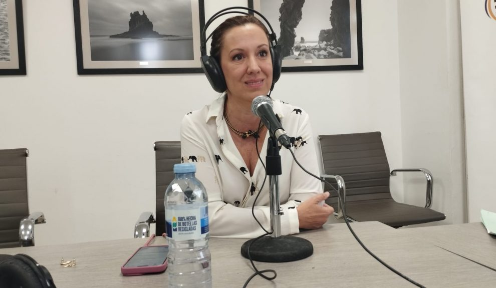 Rosa Dávila en el set de El Espejo Canario en el Cabildo de Tenerife