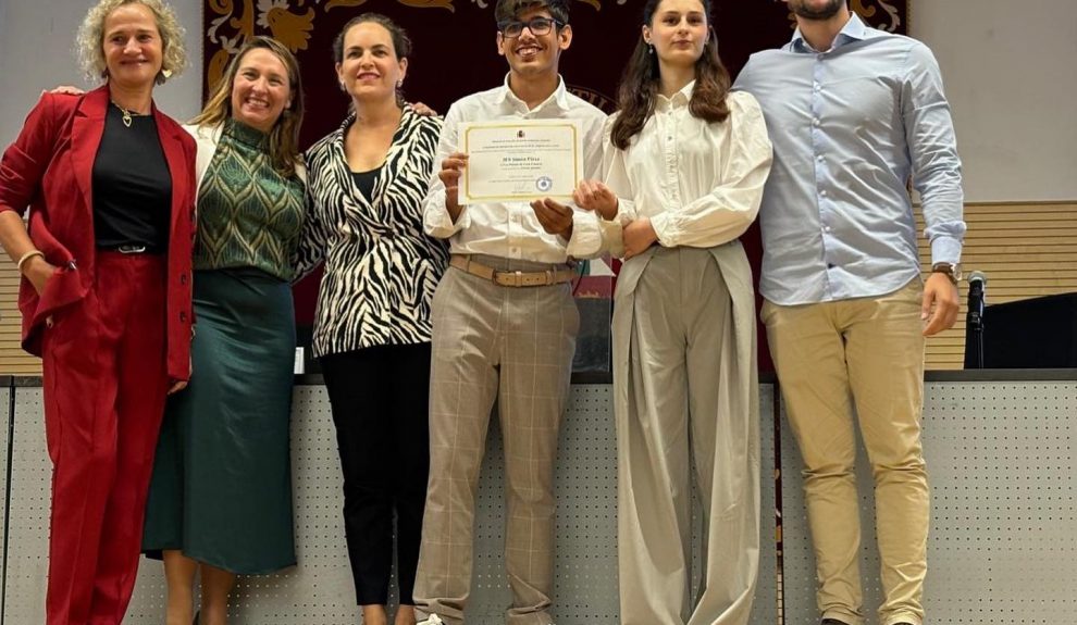 Profesores y alumnos del IES Simón Pérez recibiendo el premio | Foto: IES Simón Pérez