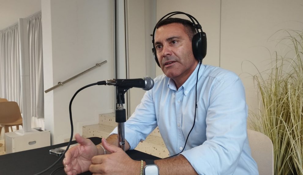 Oswaldo Betancort en el set de El Espejo Canario en los Centros de Arte, Cultura y Turismo de Lanzarote