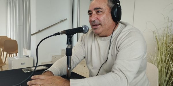 Ángel Vázquez en el set de El Espejo Canario en los Centros de Arte, Cultura y Turismo de Lanzarote