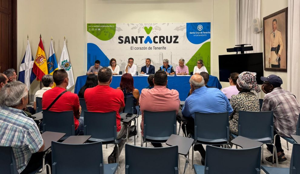 Reunión del Ayuntamiento de Santa Cruz de Tenerife con los comerciantes del rastro | Foto: Ayuntamiento de SCTF