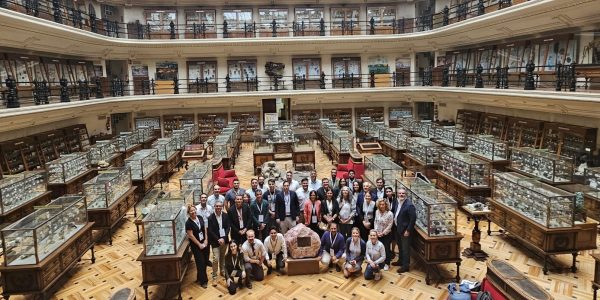 Foto de familia de los integrantes de Génesis en la sede del Instituto Geológico y Minero de España. | Foto: ULL