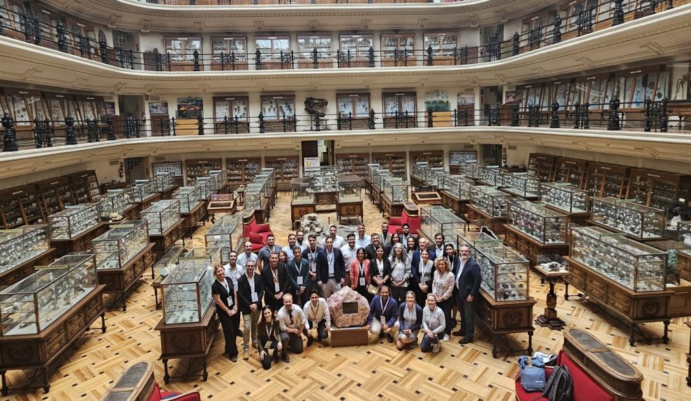 Foto de familia de los integrantes de Génesis en la sede del Instituto Geológico y Minero de España. | Foto: ULL