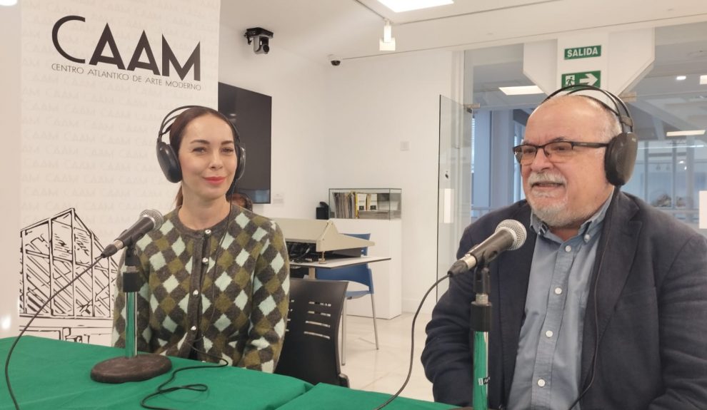 Guacimara Medina y Orlando Brito en el set de El Espejo Canario en el CAAM