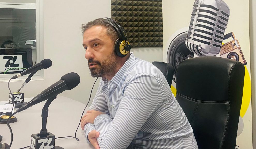 Juan Antonio Peña en los estudios de El Espejo Canario