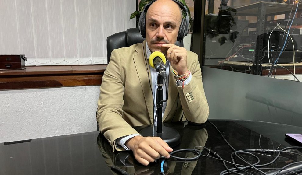 Alfonso Cabello en los estudios de El Espejo Canario